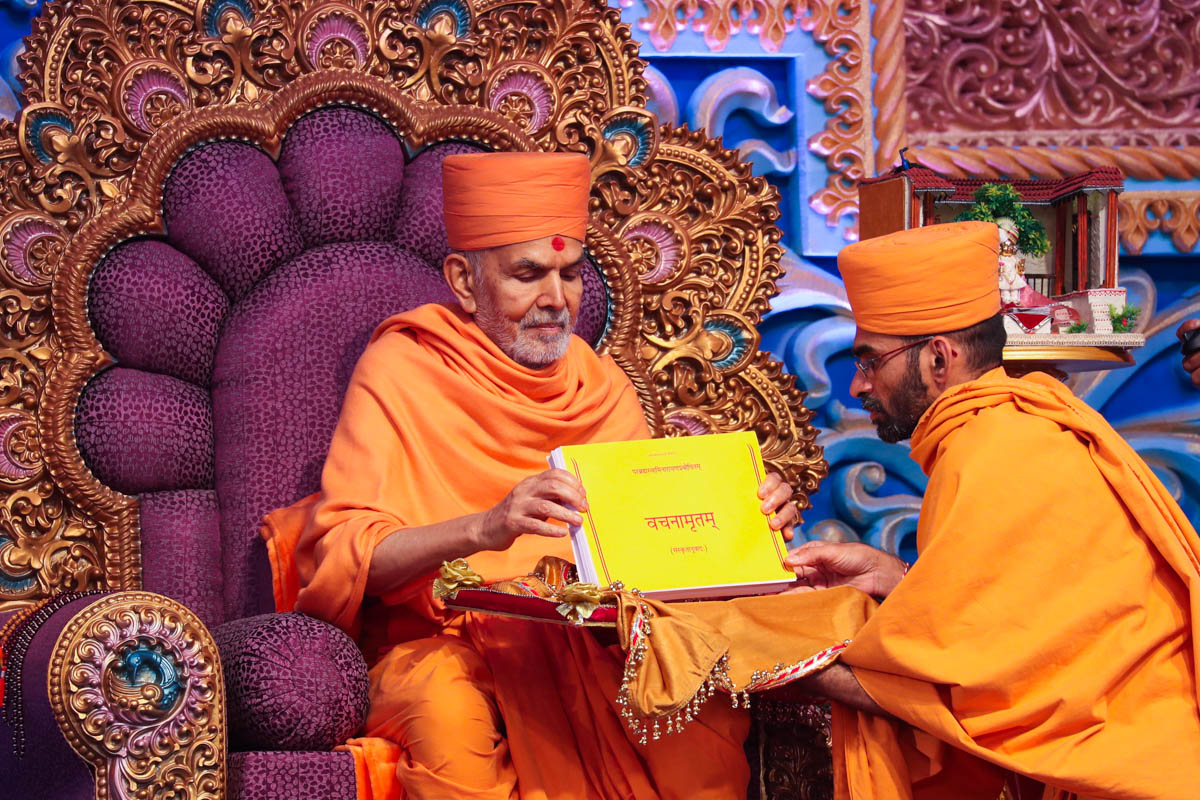 Swamishri sanctifies draft of Vachanamrut's Sanskrit edition