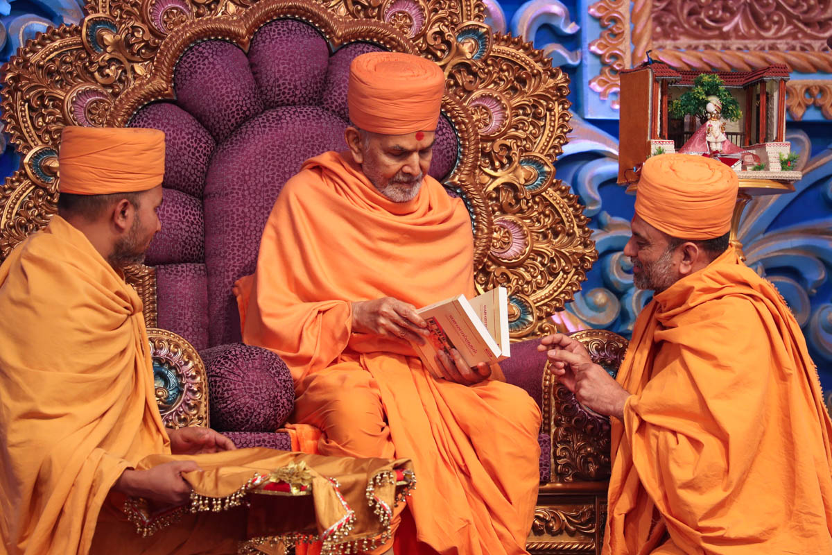Swamishri inaugurates Tamil & Telugu edition of Vachanamrut