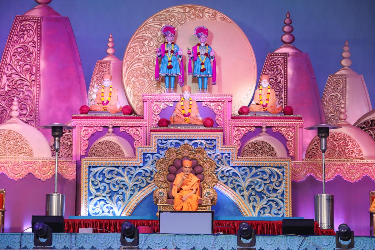 Swamishri blesses the assembly
