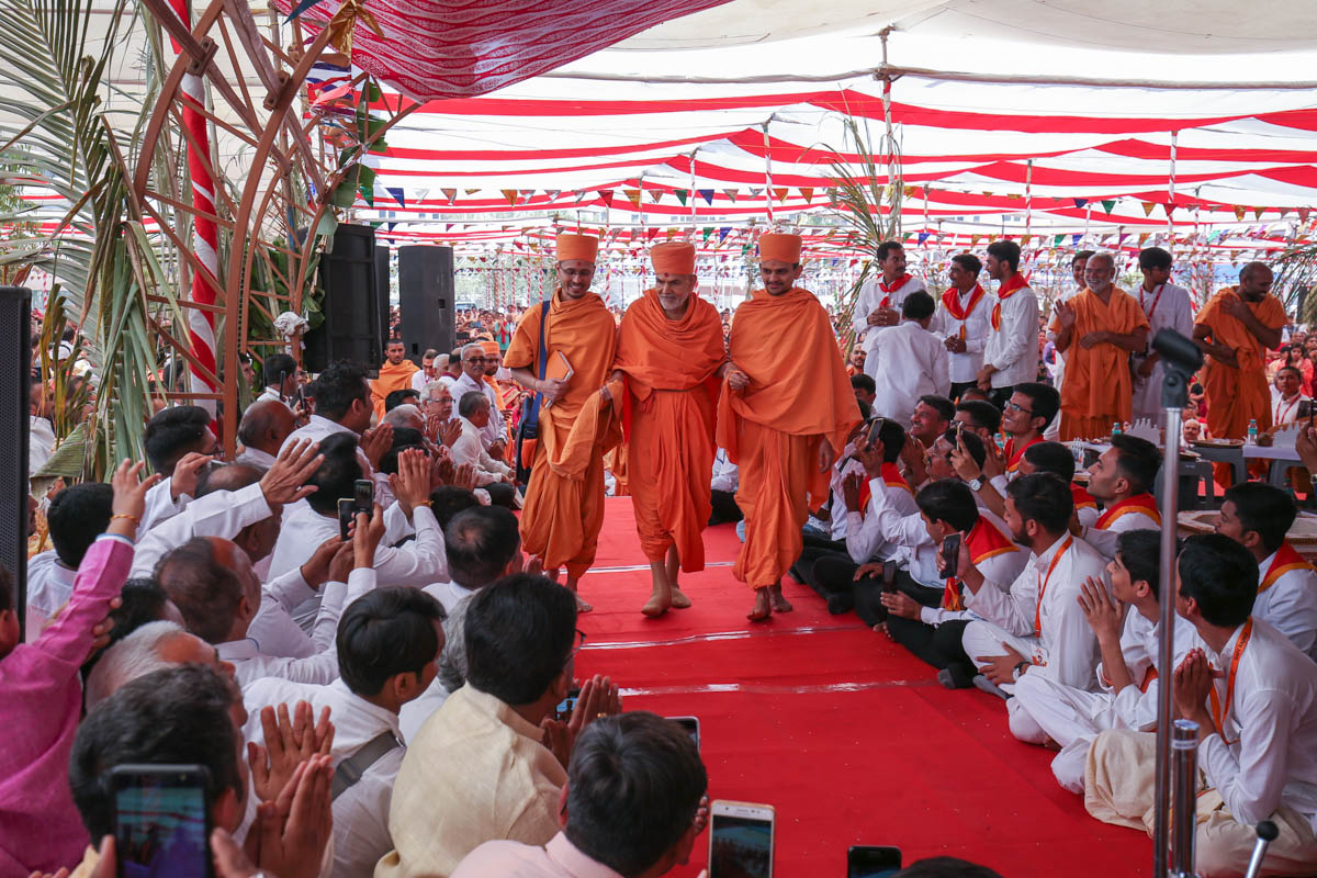 Param Pujya Mahant Swami Maharaj arrives in yagna
