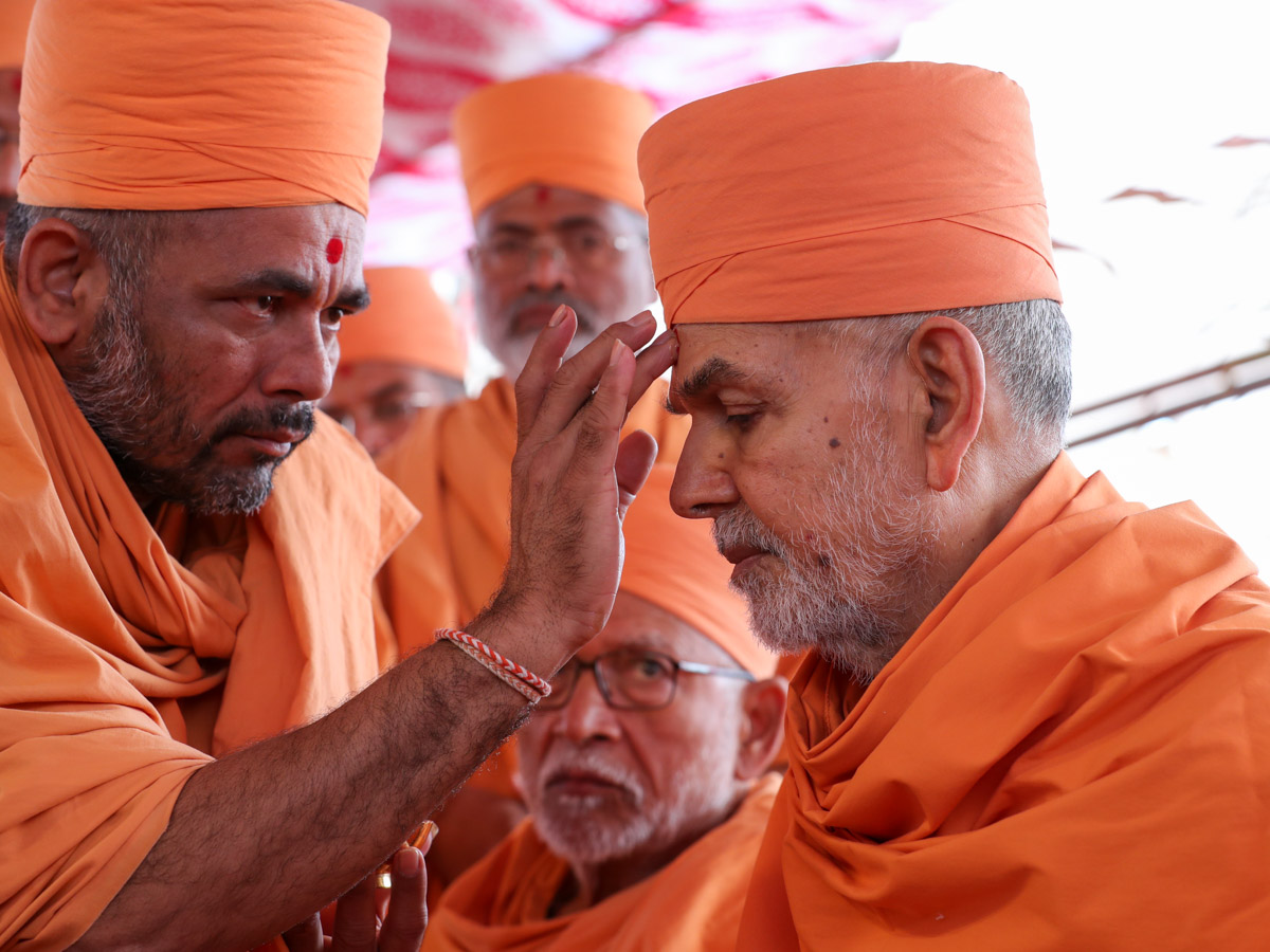 A sadhu performs pujan of Swamishri