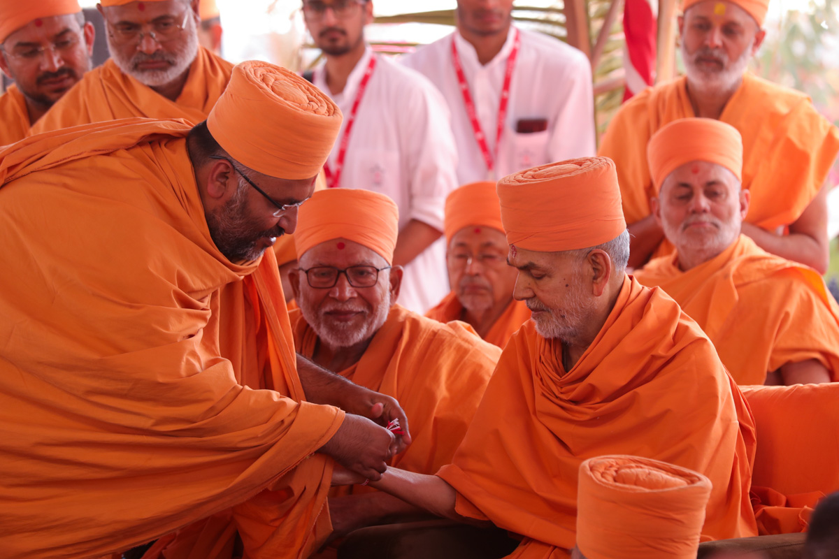 A sadhu ties nadachhadi to Swamishri