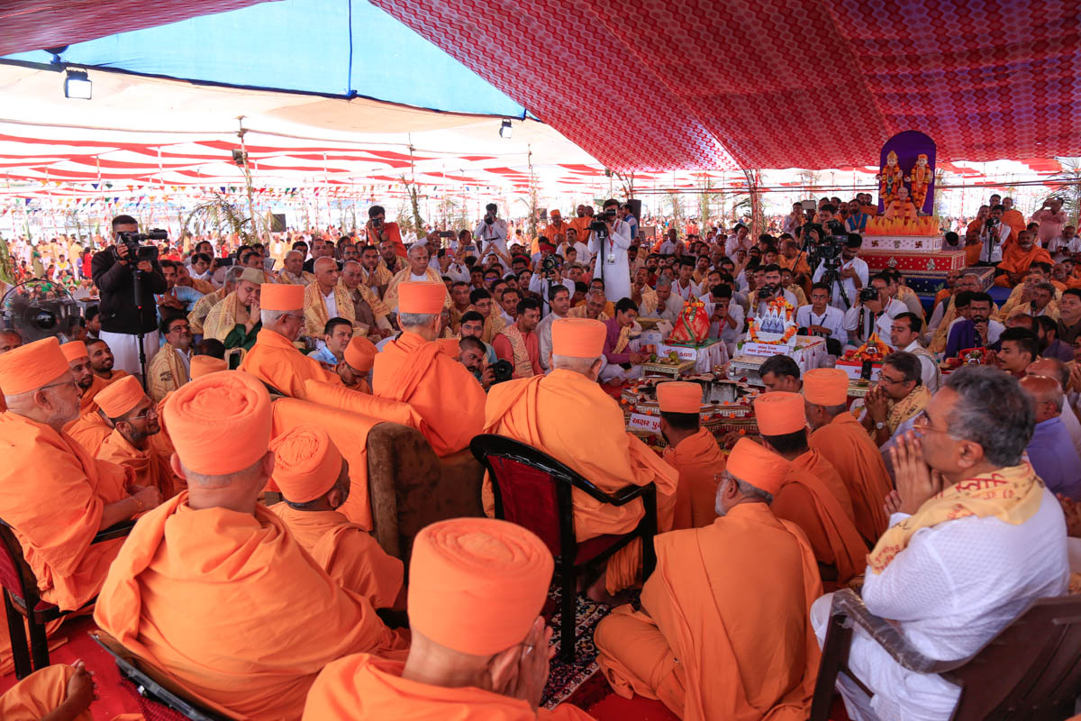 Swamishri, senior sadhus and devotees during the yagna