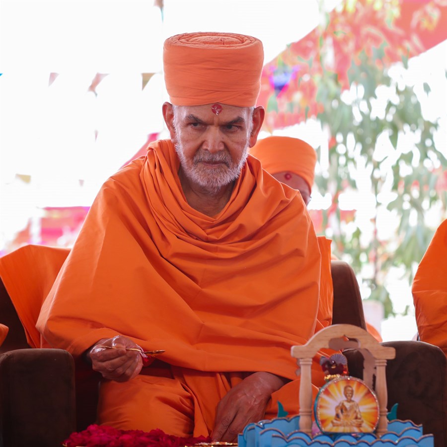 Swamishri performs yagna rituals