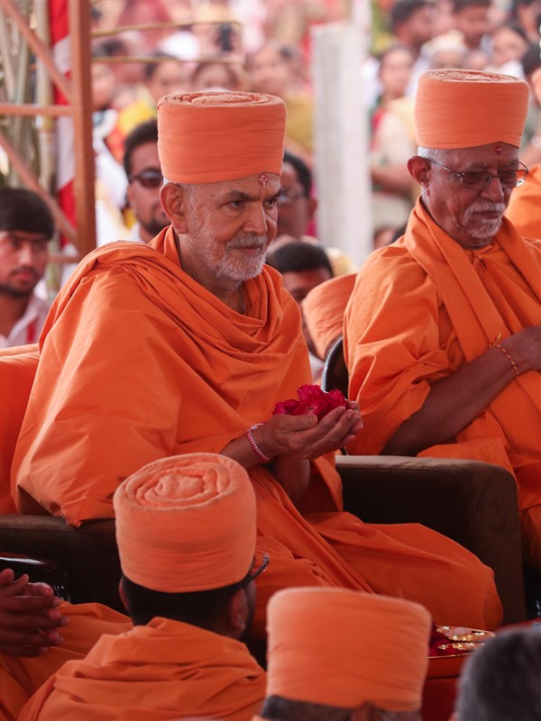 Swamishri performs yagna rituals