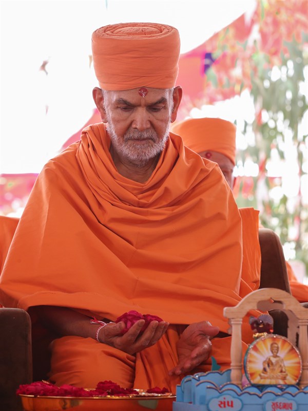 Swamishri performs yagna rituals