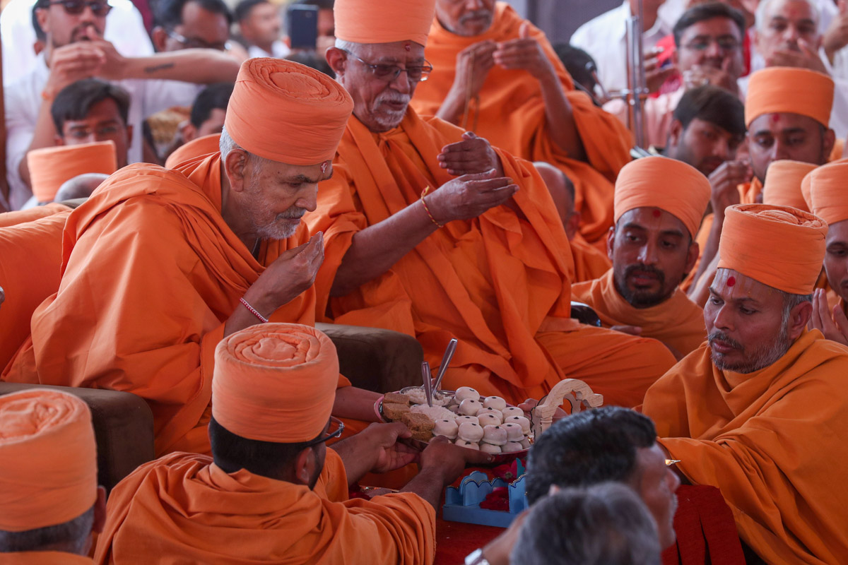 Swamishri offers thal to Shri Harikrishna Maharaj