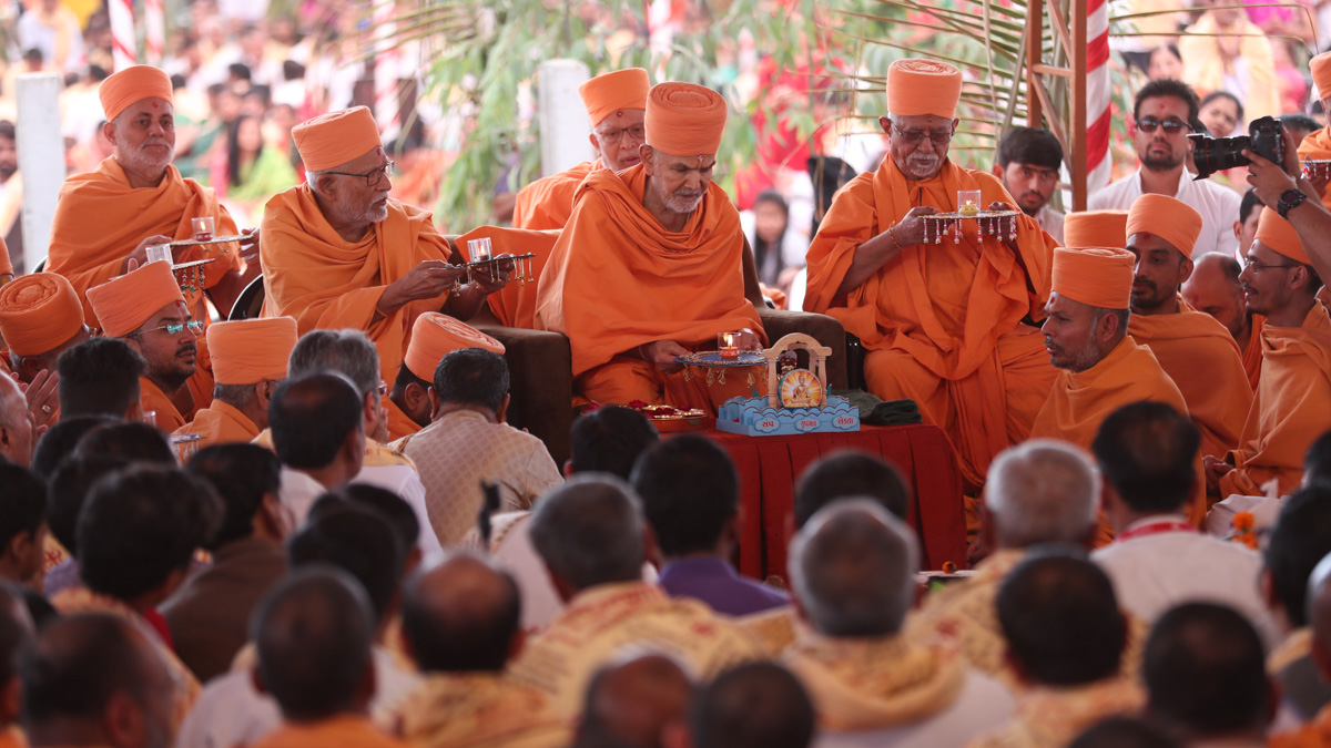 Swamishri and senior sadhus perform the arti