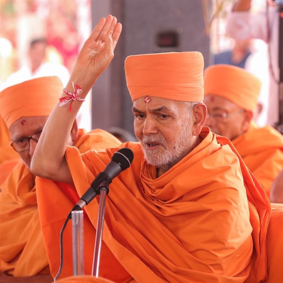 Swamishri blesses devotees
