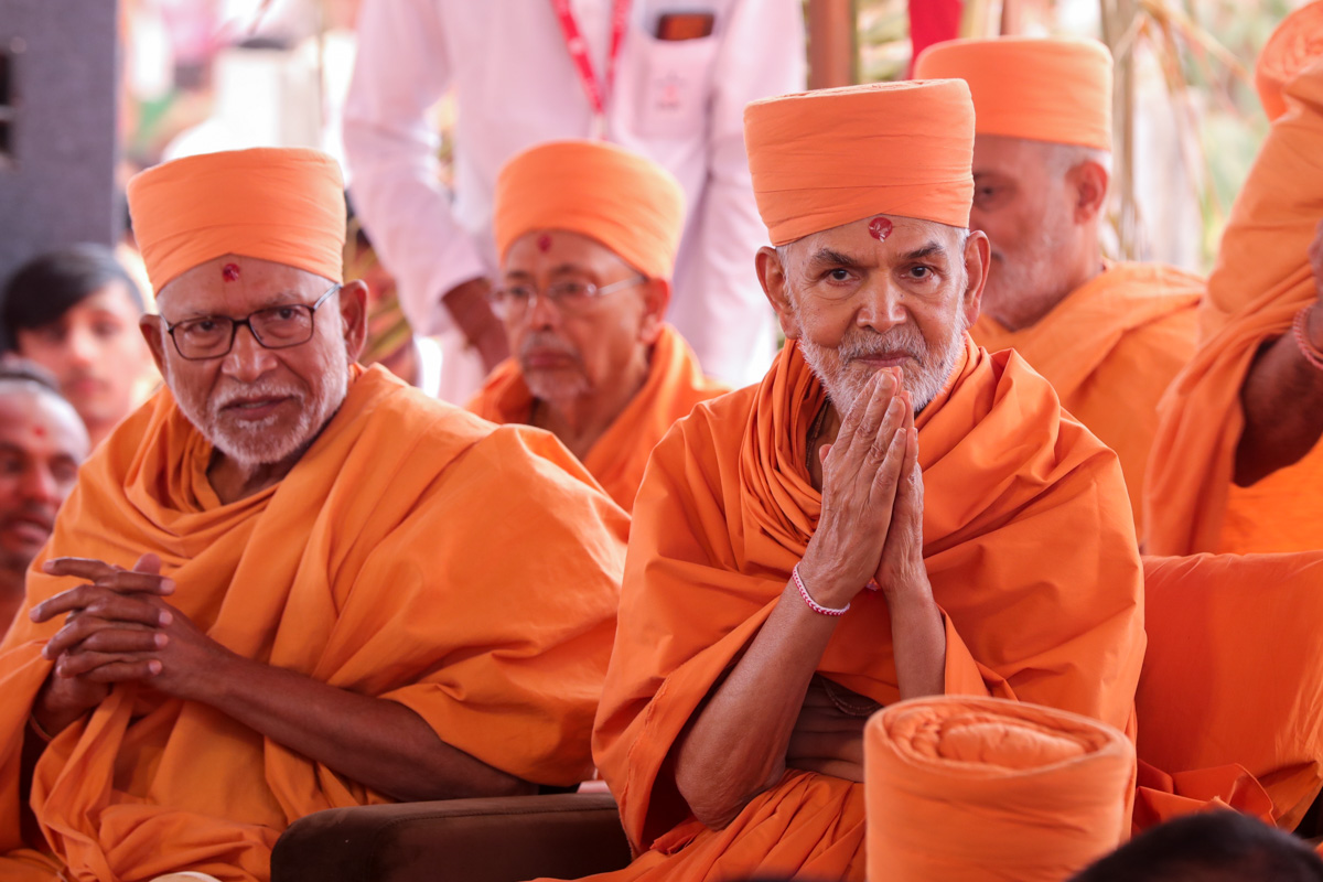 Swamishri greets all with 'Jai Swaminarayan'