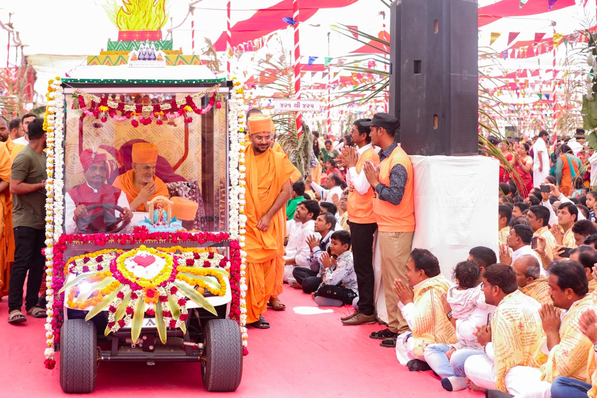Devotees doing darshan of Swamishri