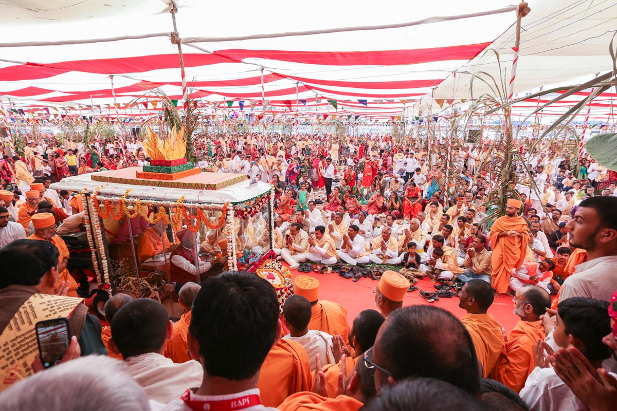 Devotees doing darshan of Swamishri