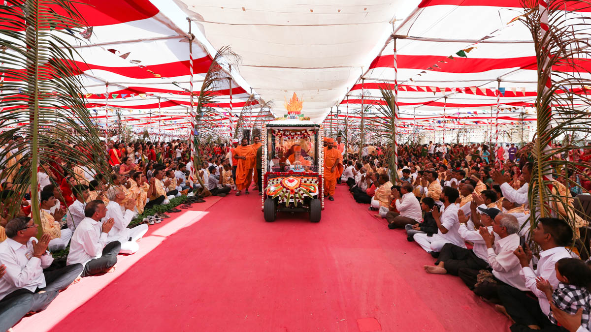 Devotees doing darshan of Swamishri