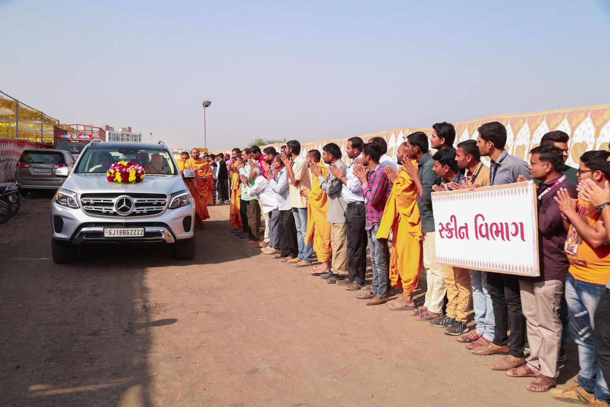 Swamishri visits various departments in Swaminarayan Nagar