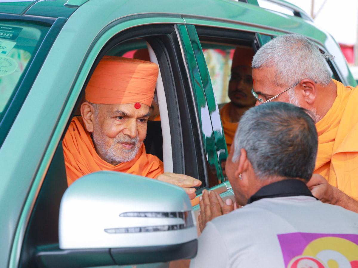 Swamishri blesses a volunteer