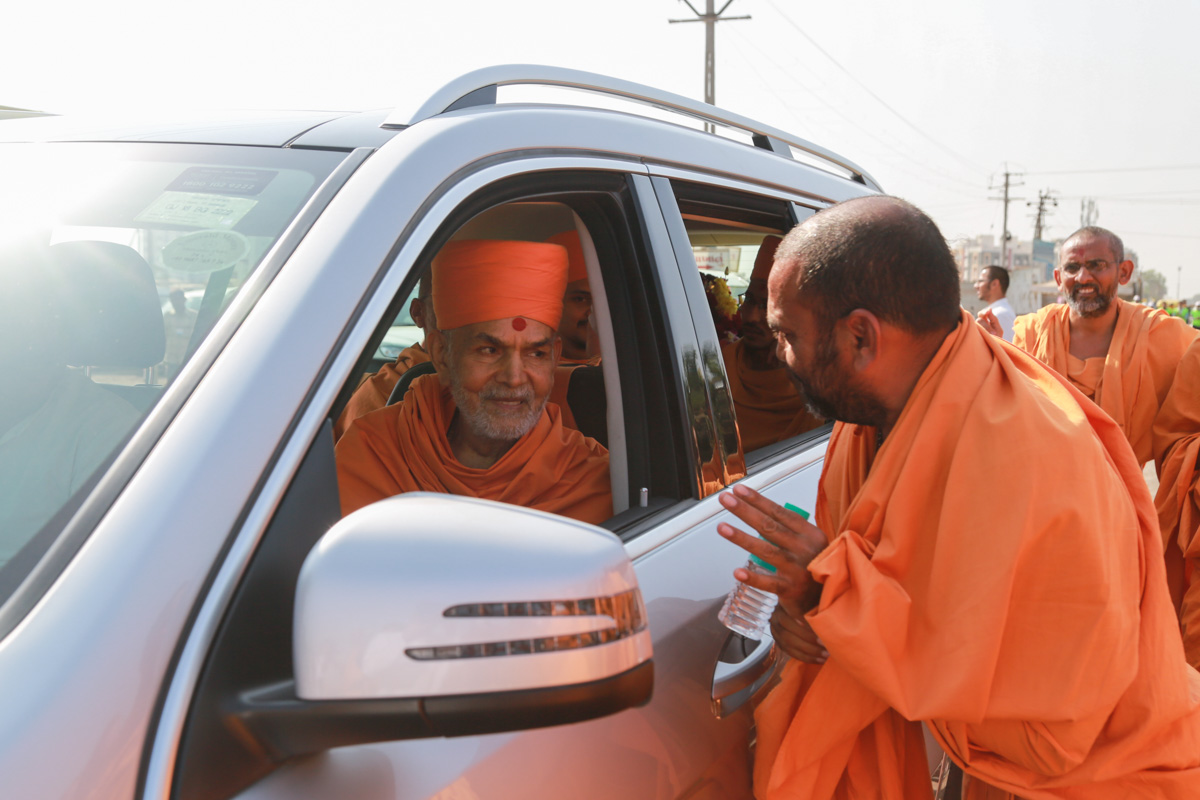 Swamishri converses with a sadhu