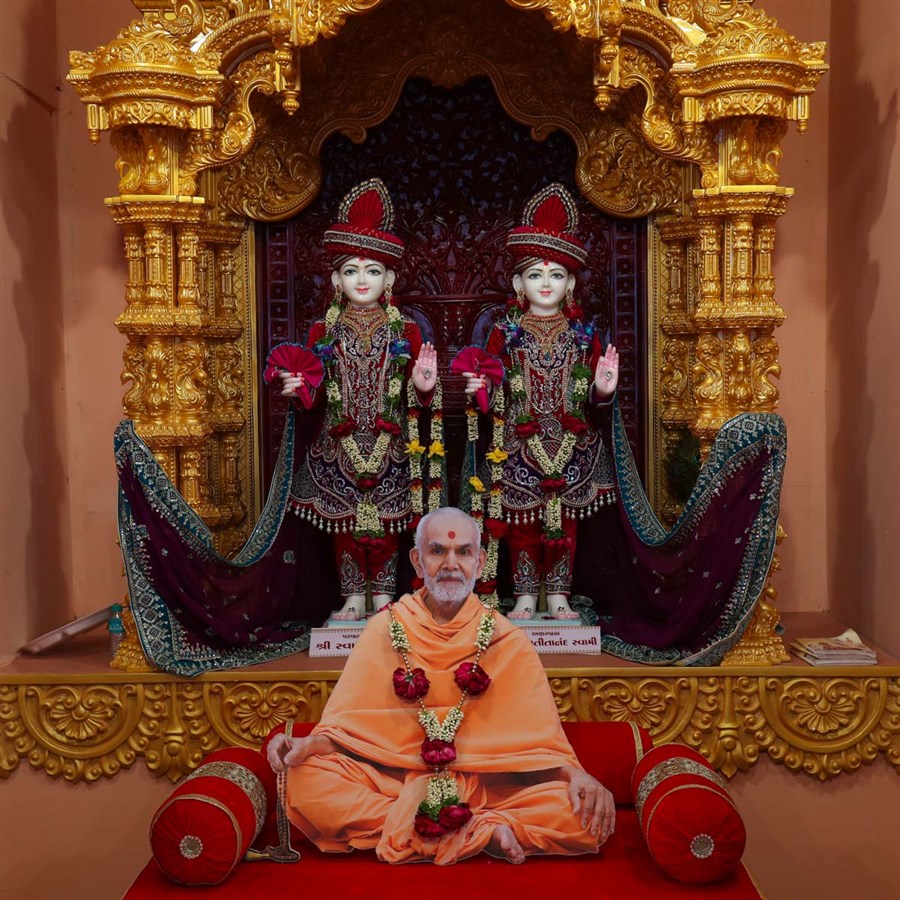 Bhagwan Swaminarayan, Aksharbrahman Gunatitanand Swami and Pragat Brahmaswarup Mahant Swami Maharaj, Swaminarayan Nagar, Rajkot