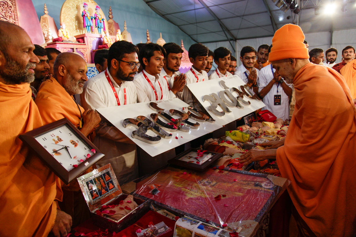 Swamishri sanctifies pujas and photographs