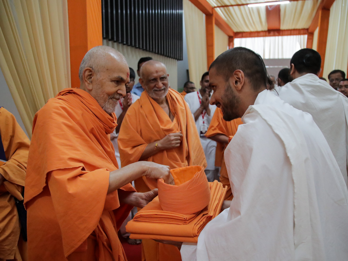 Swamishri sanctifies sadhus' robes prior to their bhagwati diksha