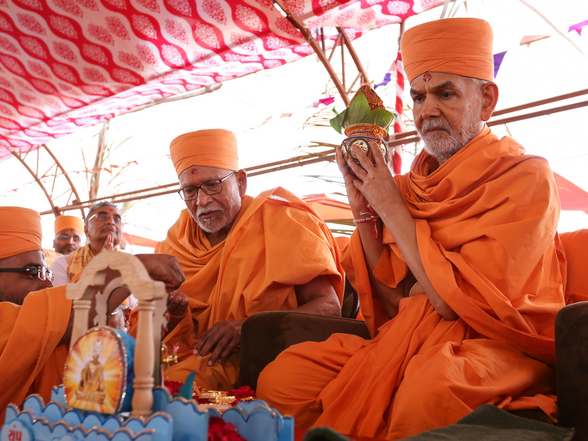 Swamishri performs Shri Swaminarayan Vishwashanti Mahayagna rituals
