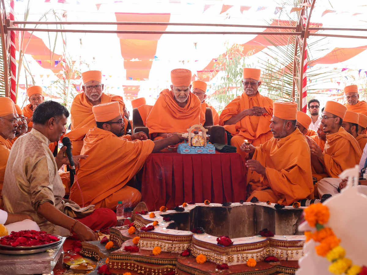 Swamishri performs yagna rituals