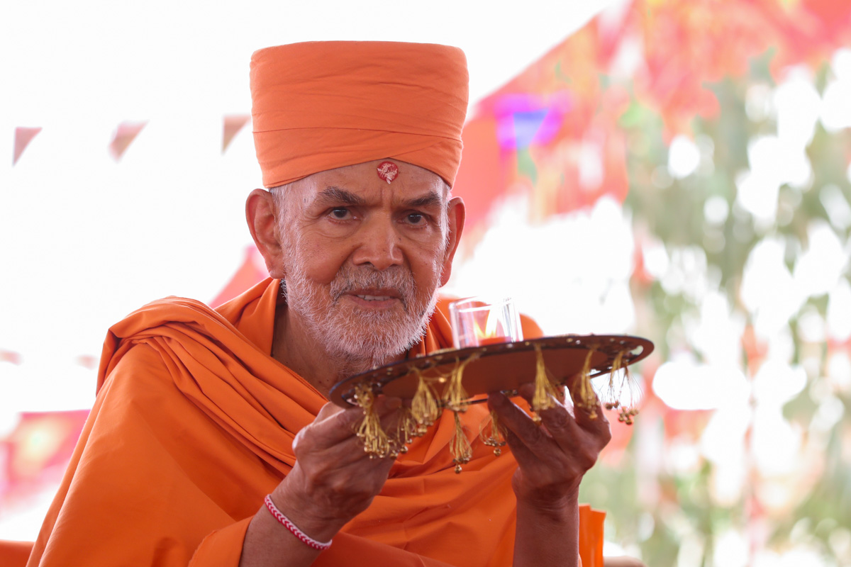 Swamishri performs the arti
