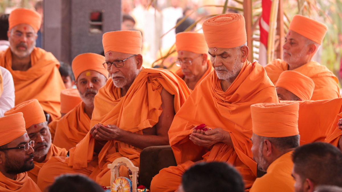 Swamishri and senior sadhus offers mantra-pushpanjali