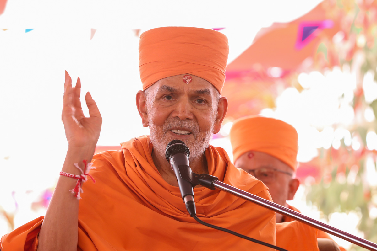 Swamishri blesses the devotees