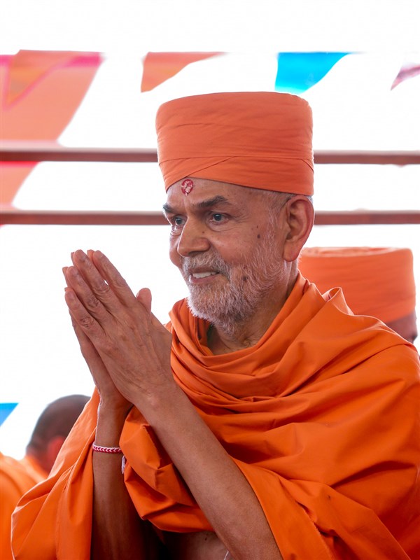 Swamishri greets all with ' Jai Swaminarayan'