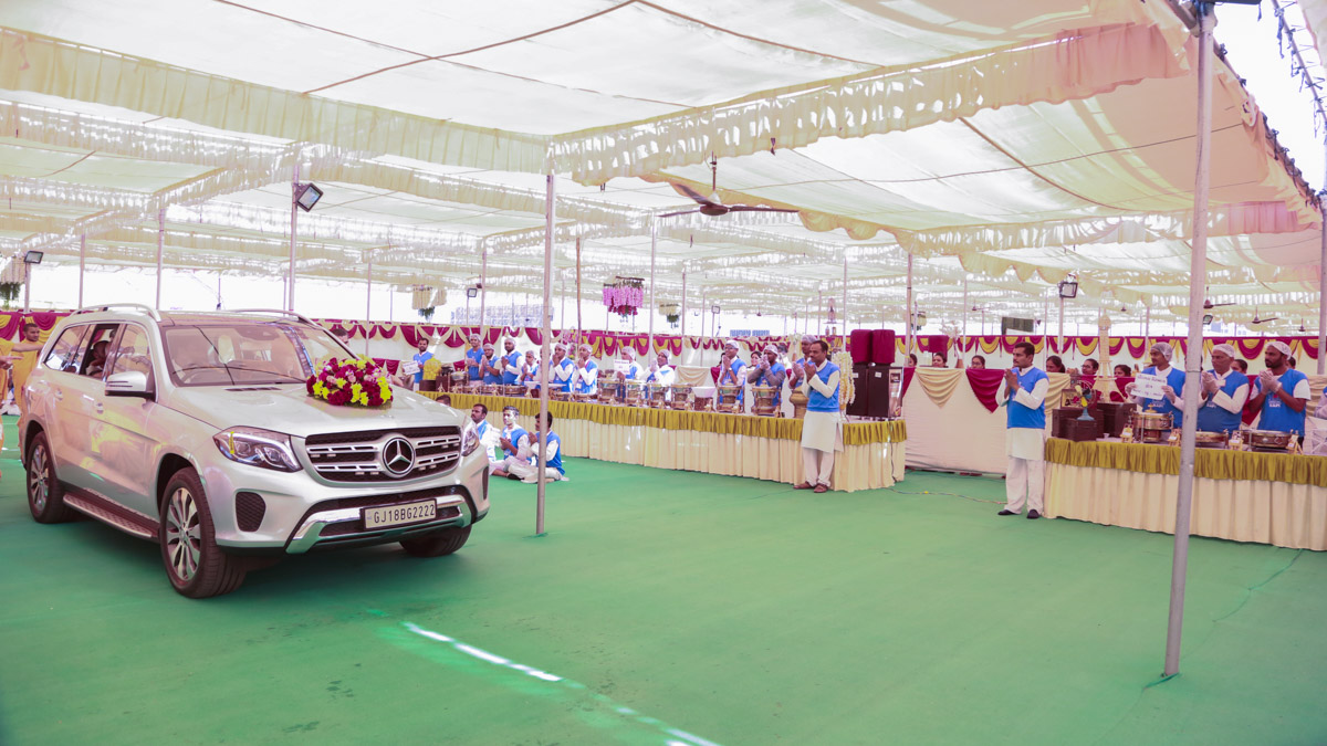 Swamishri visits various departments in Swaminarayan Nagar