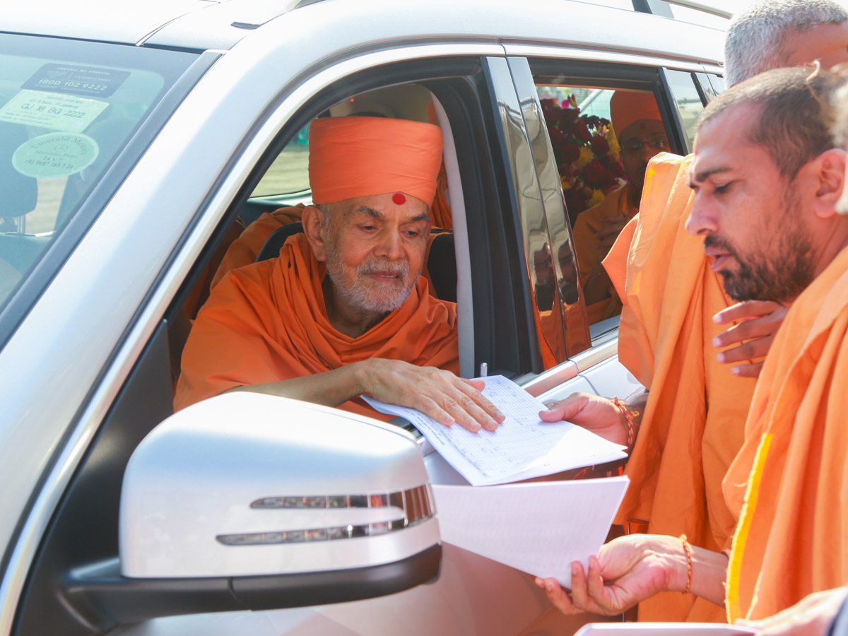 Swamishri observes drawings