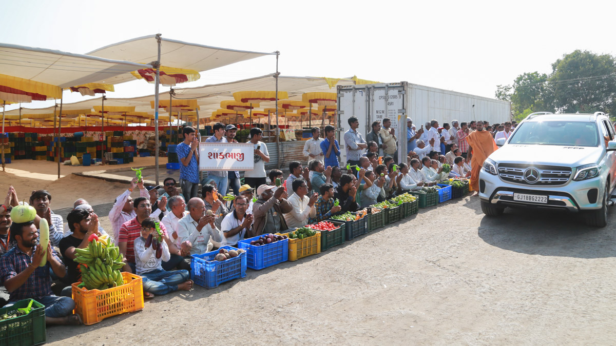 Swamishri visits various departments in Swaminarayan Nagar