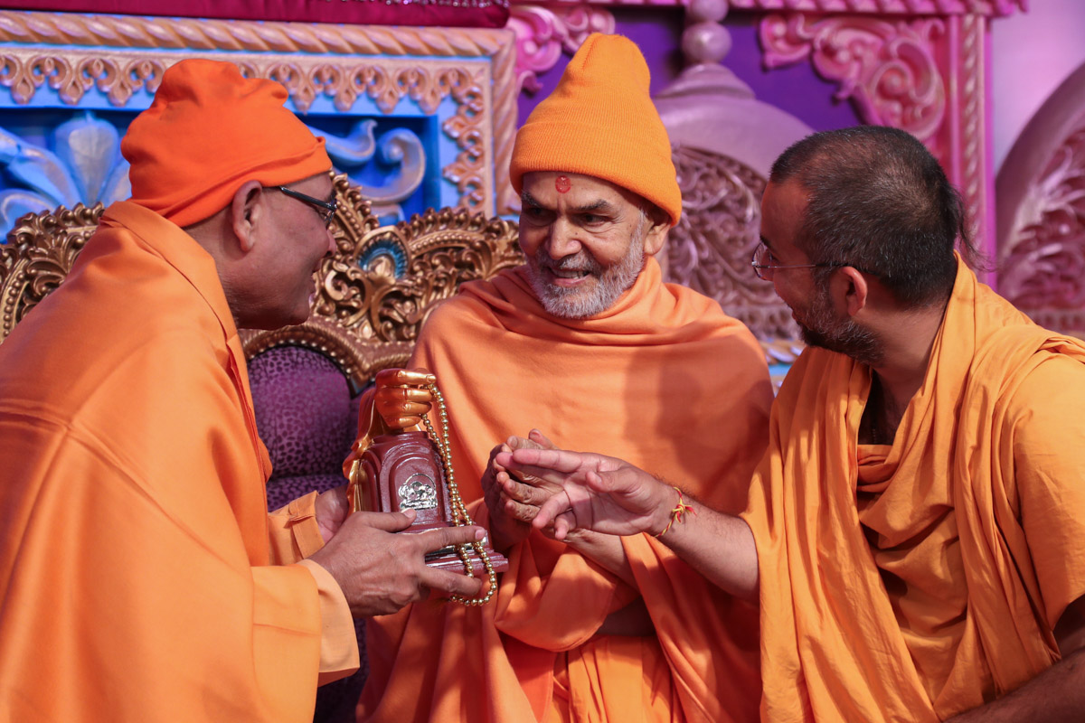 Swamishri presents mementos to invited guests