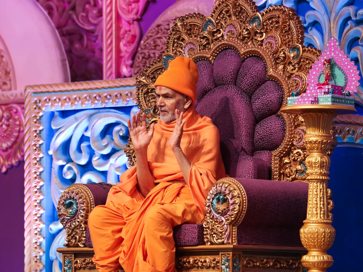 Swamishri blesses the assembly