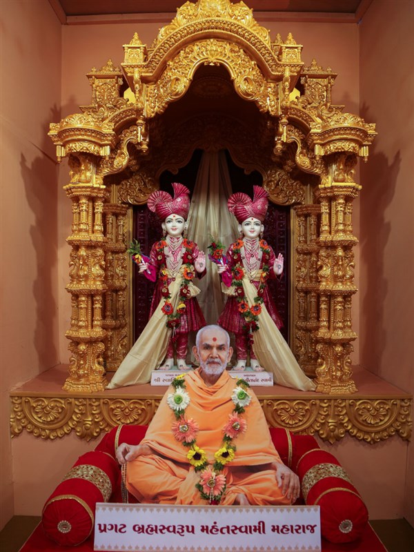 Bhagwan Swaminarayan, Aksharbrahman Gunatitanand Swami and Pragat Brahmaswarup Mahant Swami Maharaj, Swaminarayan Nagar, Rajkot