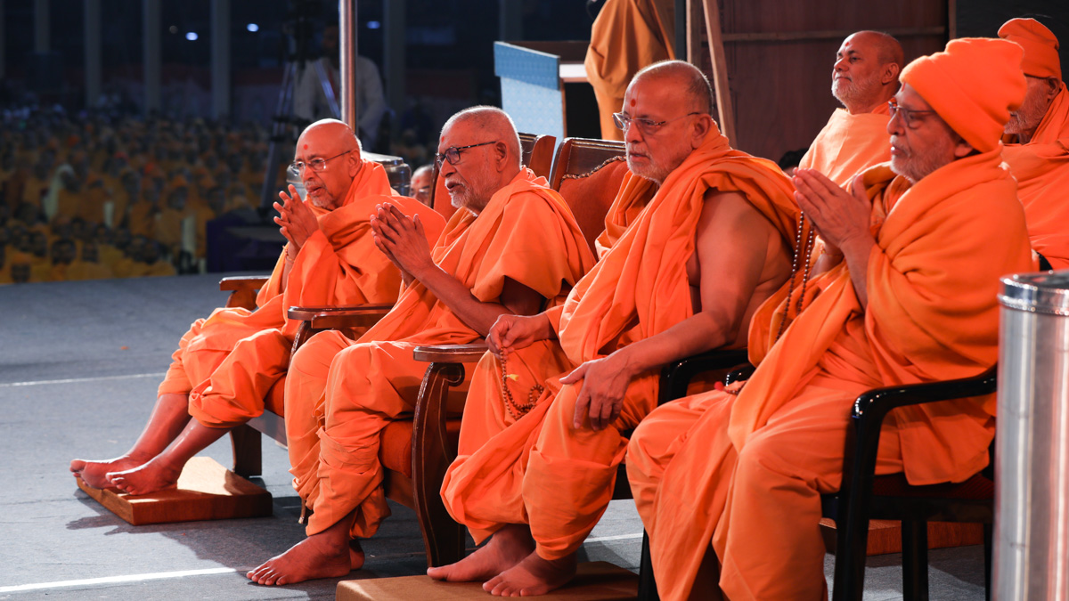 Pujya Tyagvallabh Swami, Pujya Bhaktipriya Swami (Kothari Swami), Pujya Ishwarcharan Swami, Pujya Ghanshyamcharan Swami and Pujya Viveksagar Swami doing darshan of Swamishri