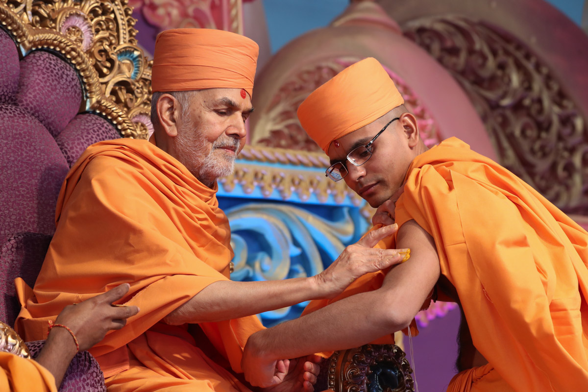 Swamishri gives diksha mantra to newly initiated sadhus and blesses them
