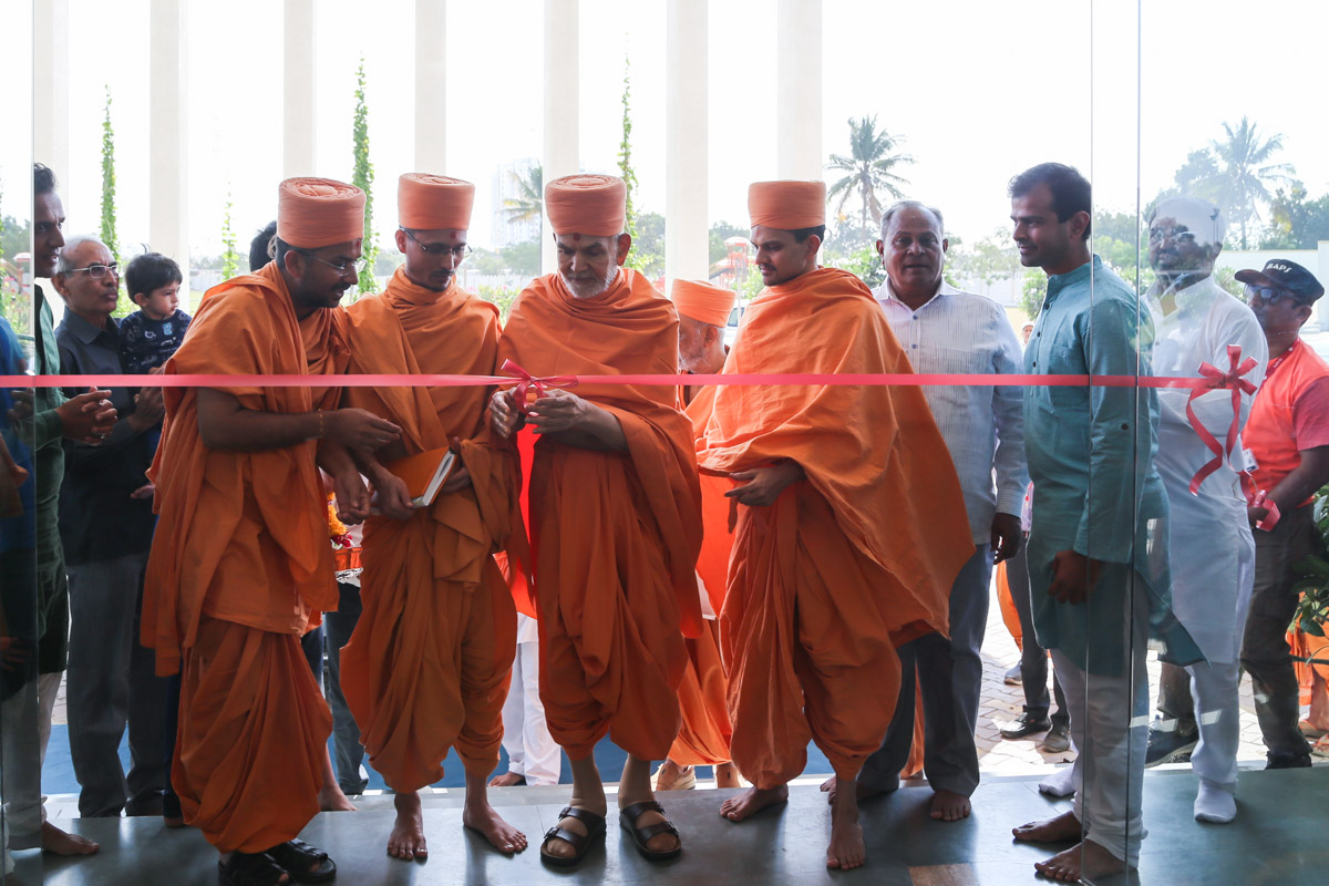 Swamishri performs opening ceremony of a school run by a well-wisher