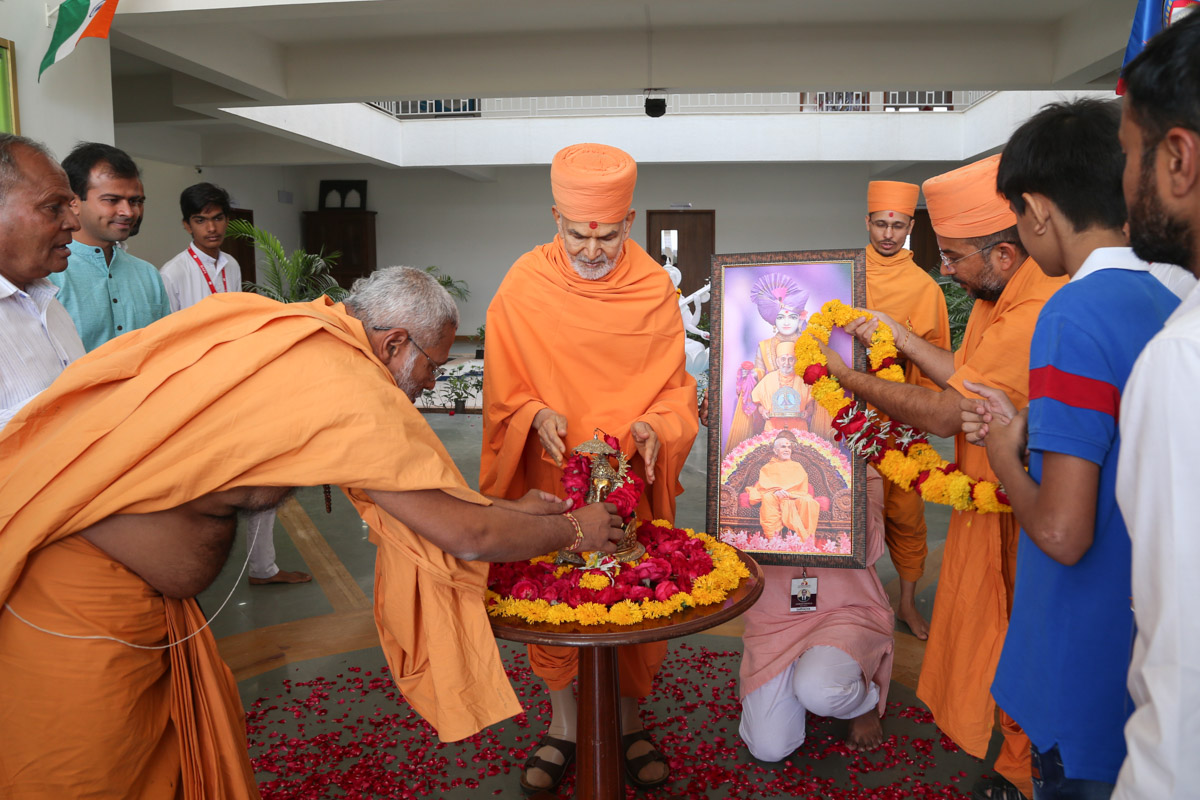 Swamishri offers pushpanjali to Thakorji