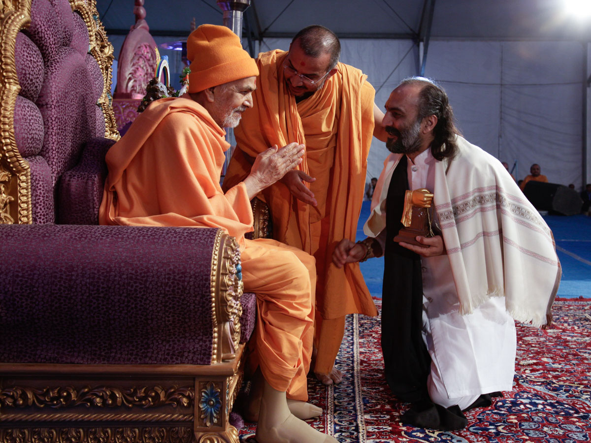 Swamishri blesses Shri Sairam Dave