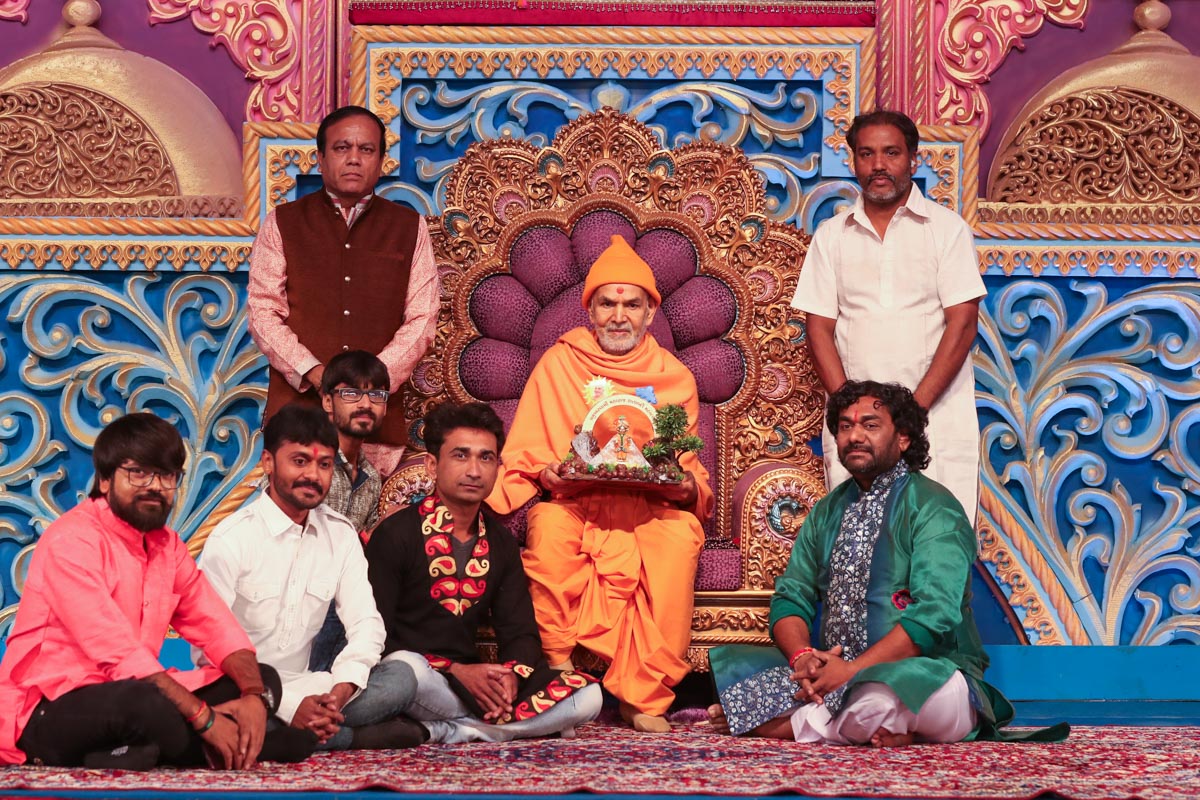 Shri Sukhdev Dhameliya and others with Swamishri