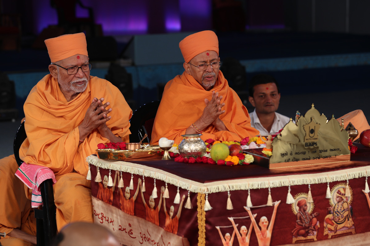 Pujya Bhaktipriya Swami (Kothari Swami) and Pujya Tyagvallabh Swami perform diksha mahapuja rituals