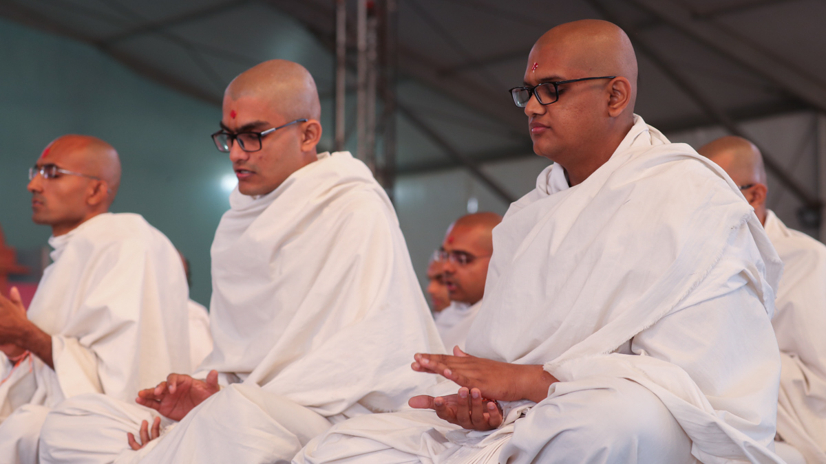 Parshads engaged in mahapuja rituals before being initiated as sadhus