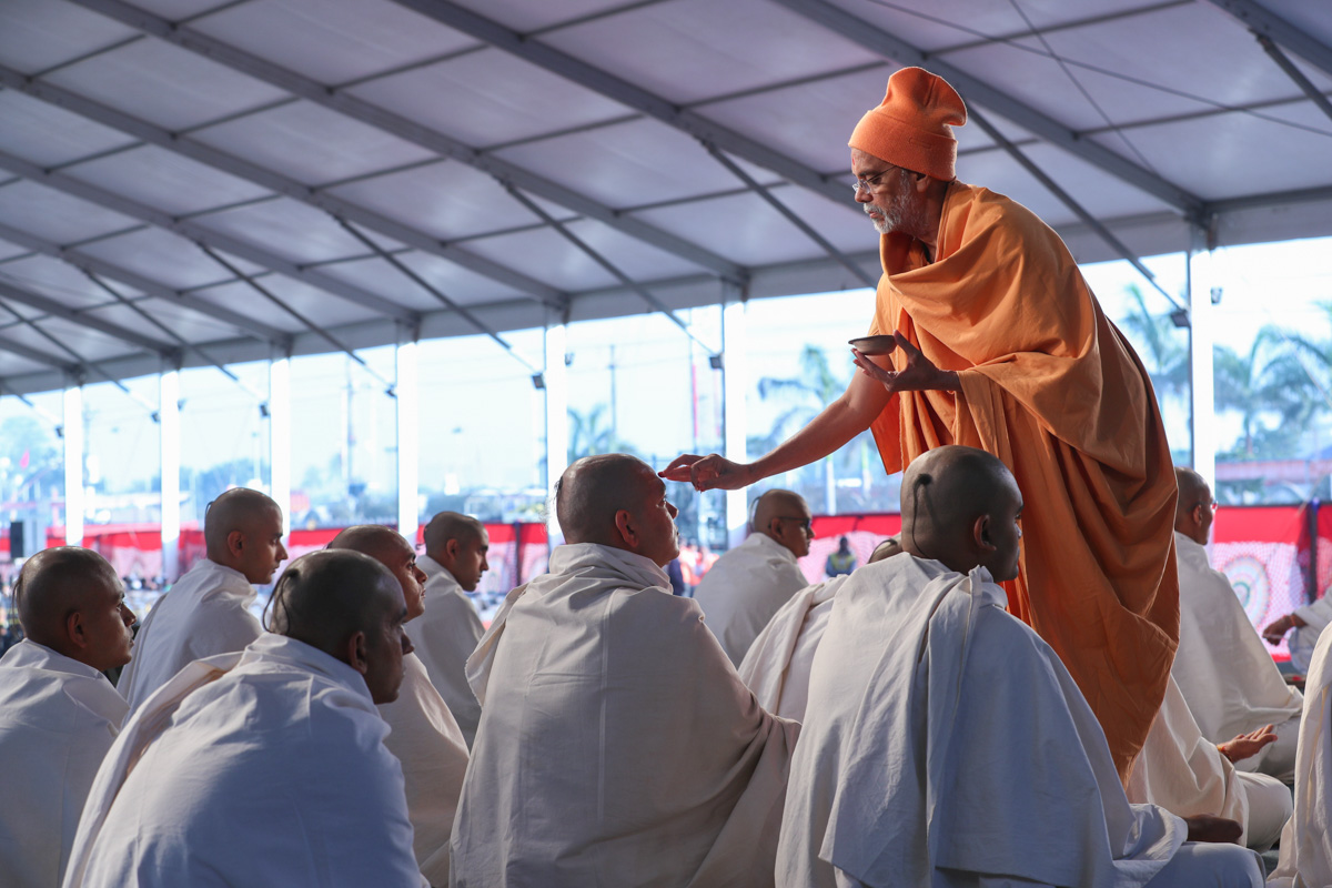 The parshads are honored with a 'chandlo' during the mahapuja