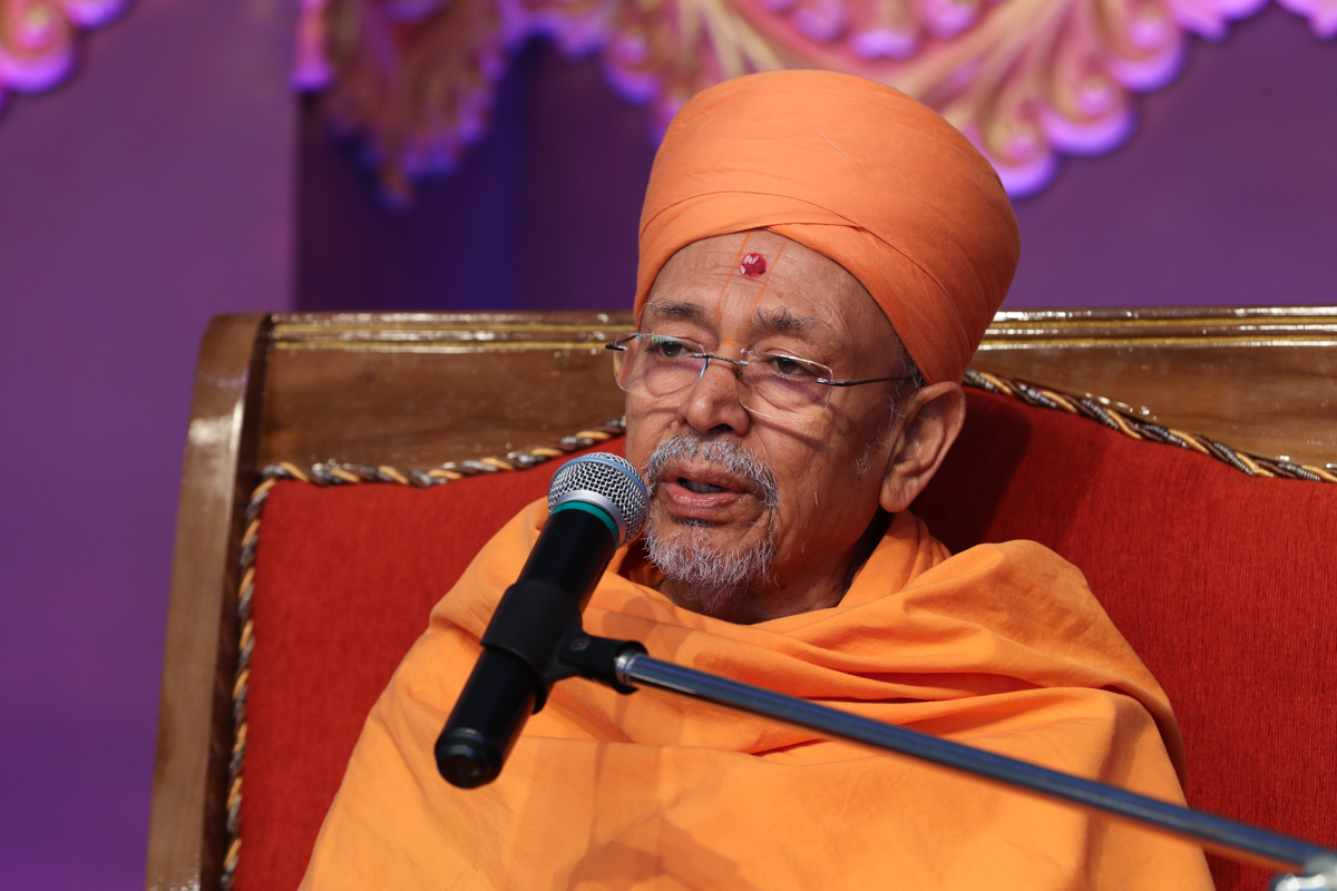Pujya Tyagvallabh Swami delivers a discourse