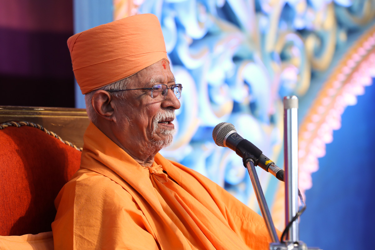 Pujya Swayamprakash Swami (Doctor Swami) delivers a discourse