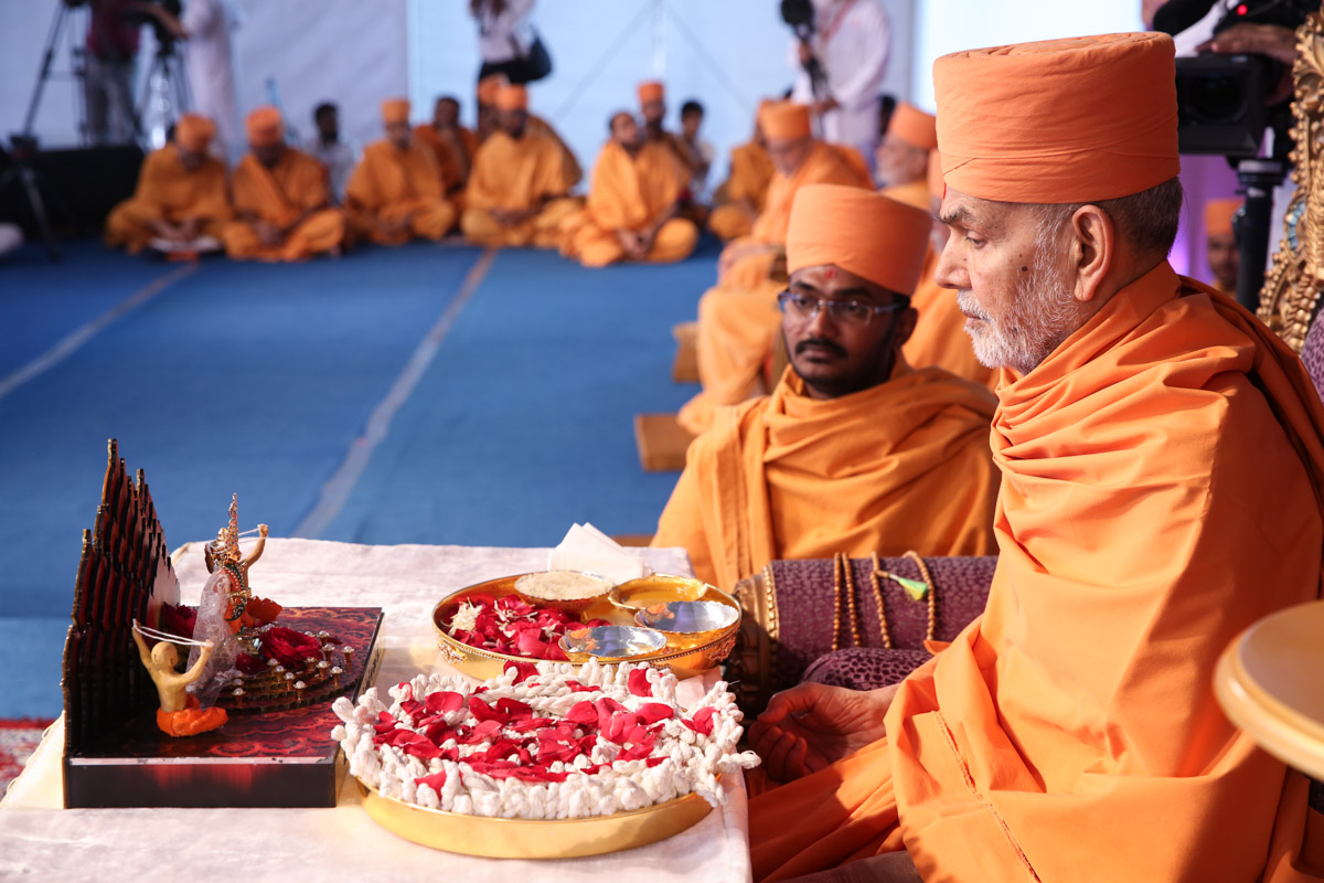 Swamishri sanctifies janois