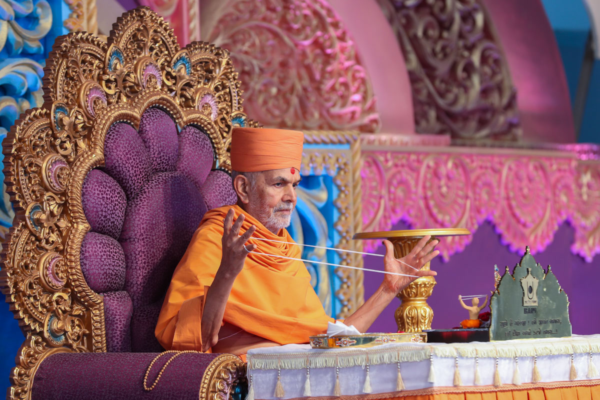Swamishri performs diksha rituals