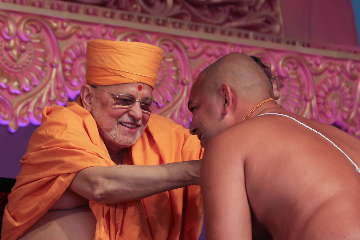 Pujya Ishwarcharan Swami blesses newly initiated sadhus