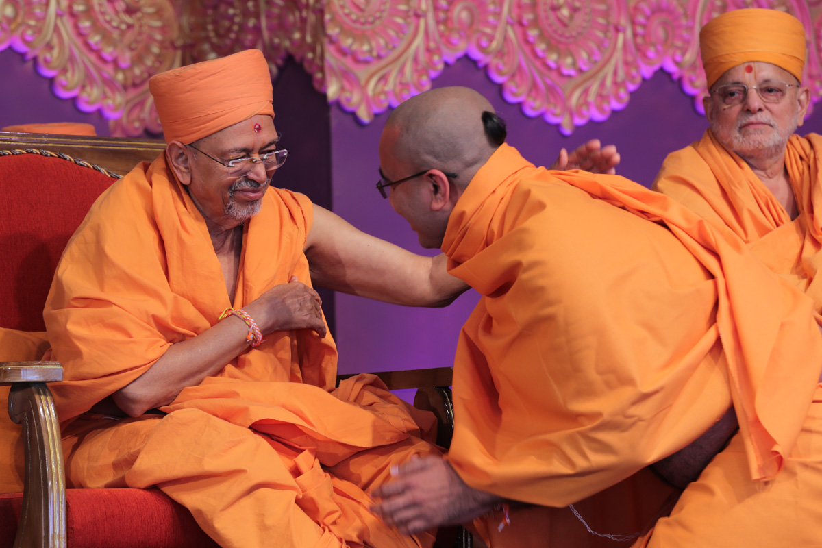 Pujya Tyagvallabh Swami blesses newly initiated sadhus